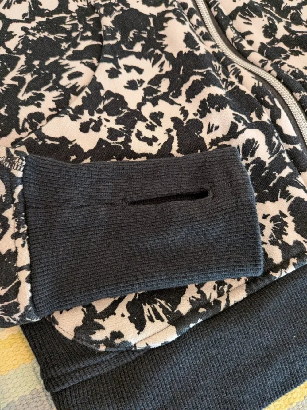 ⭐ Lululemon Scuba Hoodie III - Fleur Sombre - Black & White - Size 4